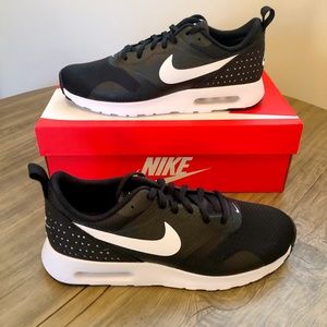 NEW - Nike Air Max Tavas. Black/White